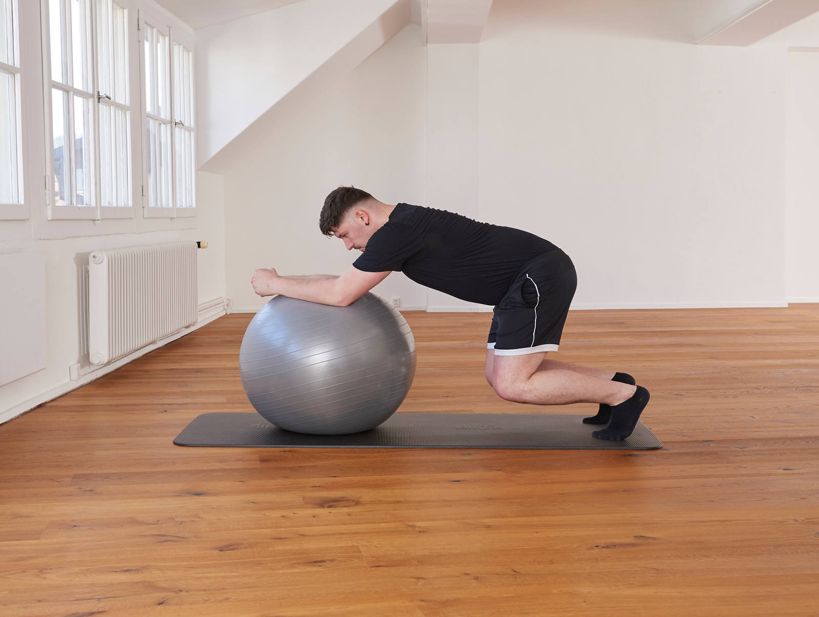 Gymnastic ball – Core stability: position 2