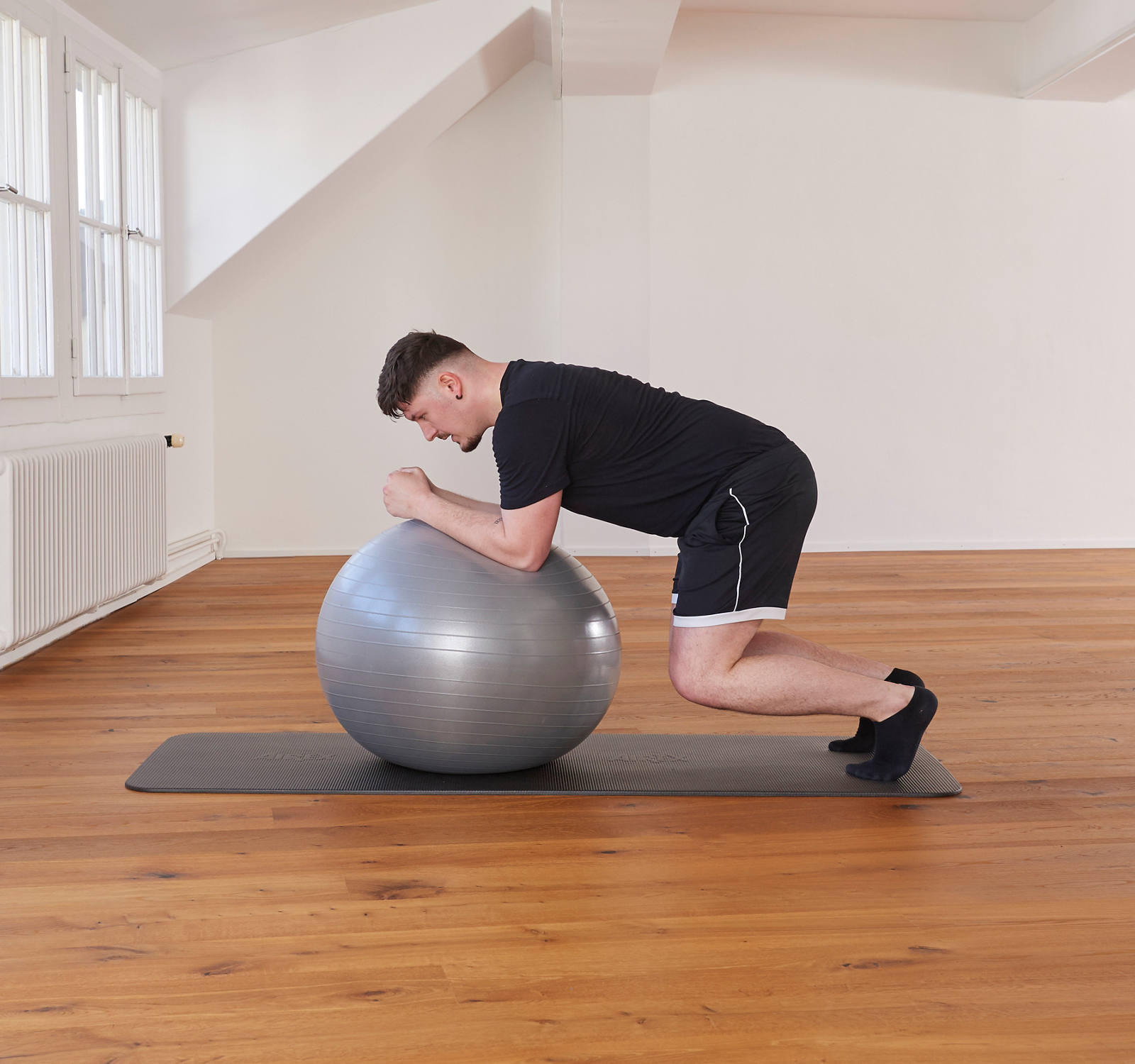 Gymnastic ball – Core stability: position 1