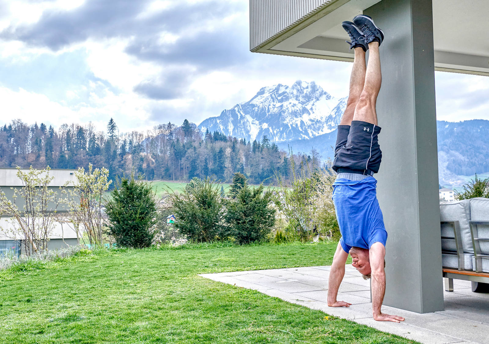 Learn to do the handstand: with momentum against the wall