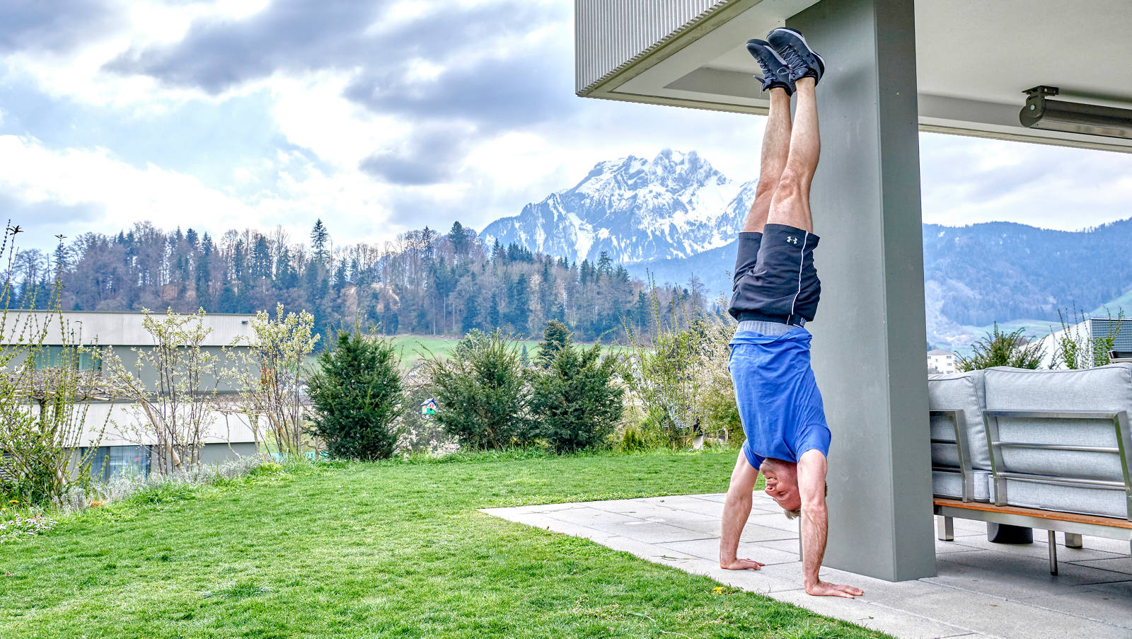 Learn to do the handstand: with momentum against the wall