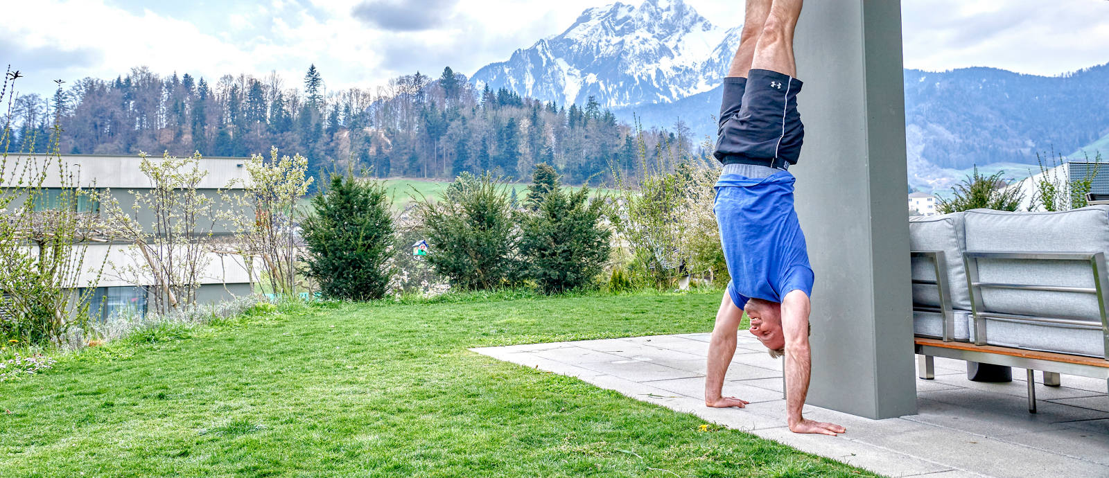 Learn to do the handstand: with momentum against the wall