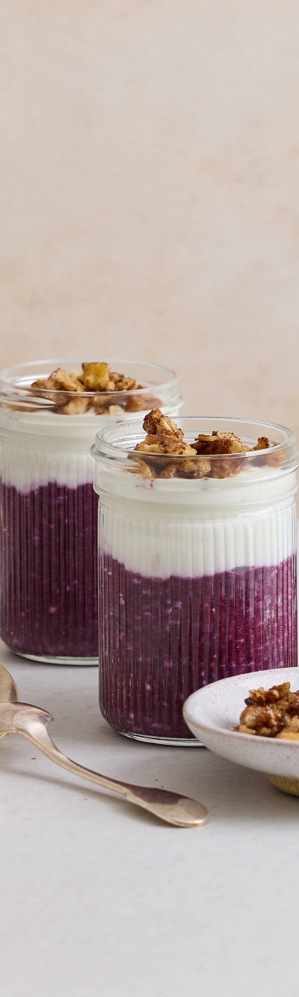 Heidelbeer-Chia-Pudding in Einmachgläser angerichtet.