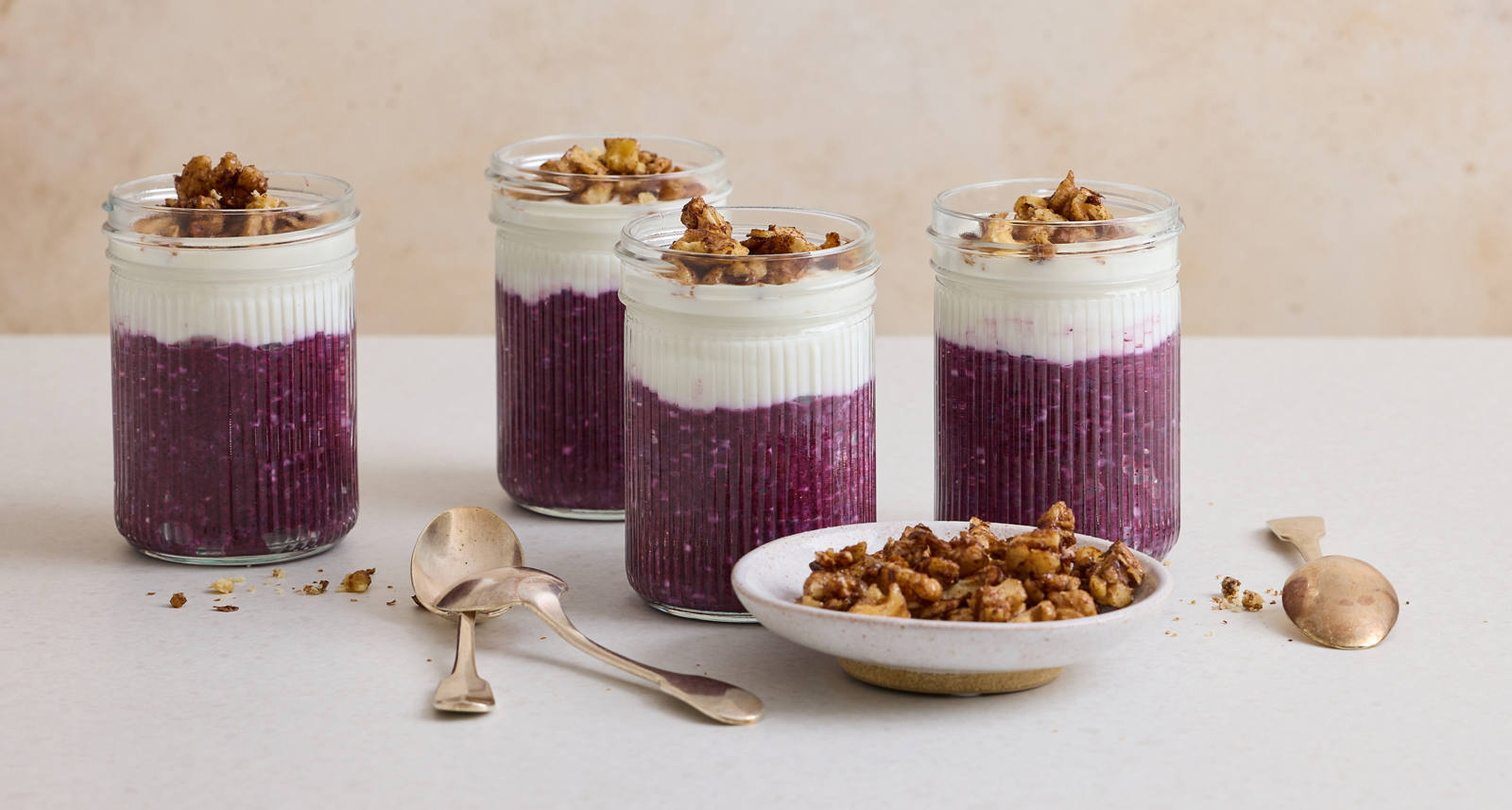 Pudding de chia et myrtilles dans des bocaux.