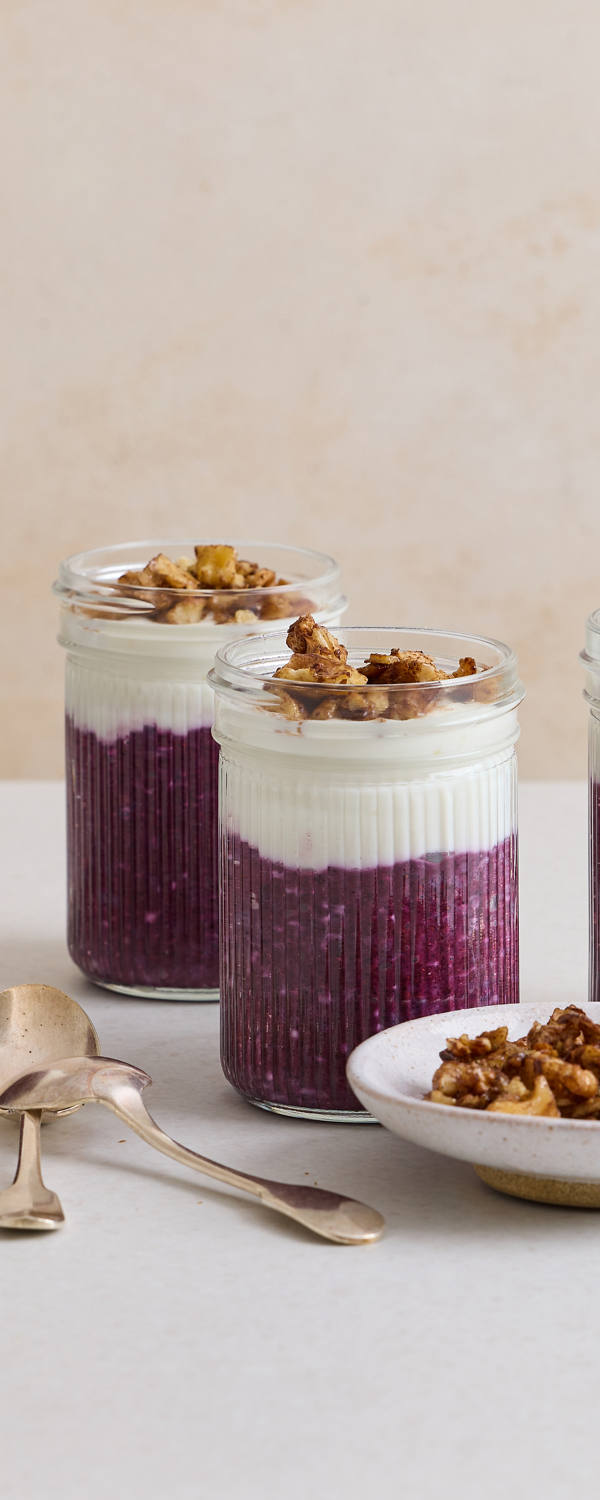 Pudding de chia et myrtilles dans des bocaux.