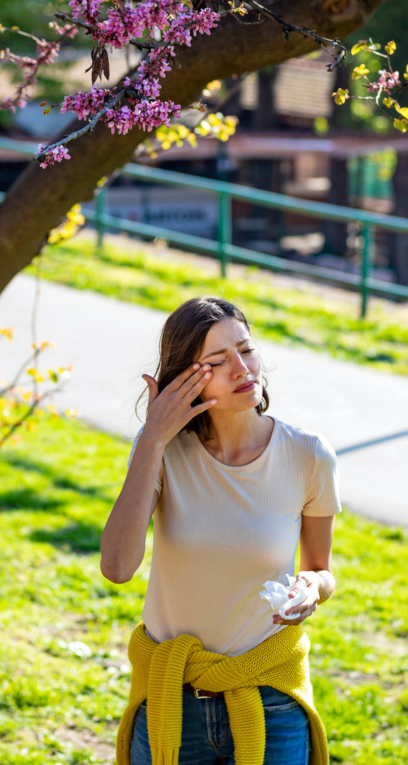 Frau leidet an Heuschnupfen