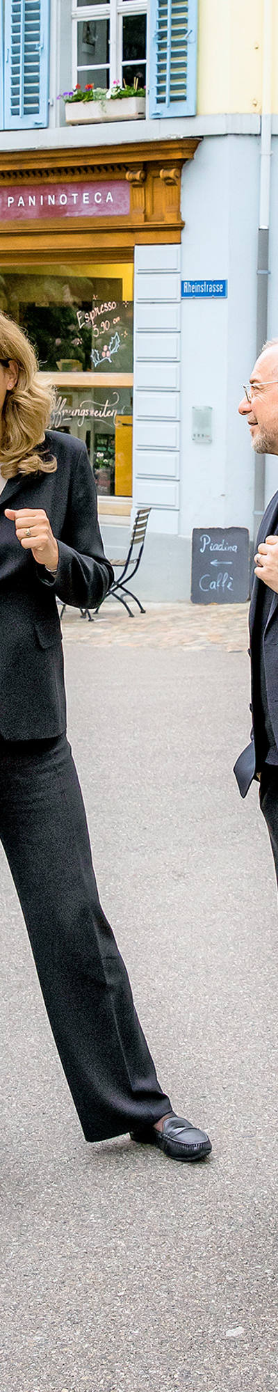 «place au dialogue» – Anne-Geneviève Bütikofer, Thomi Jourdan et Patrick Rohr se tiennent sur une place de la vieille ville et discutent.