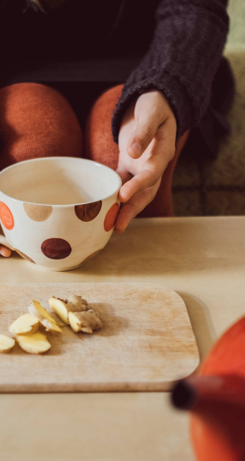 La donna si sta preparando una tisana allo zenzero in soggiorno.