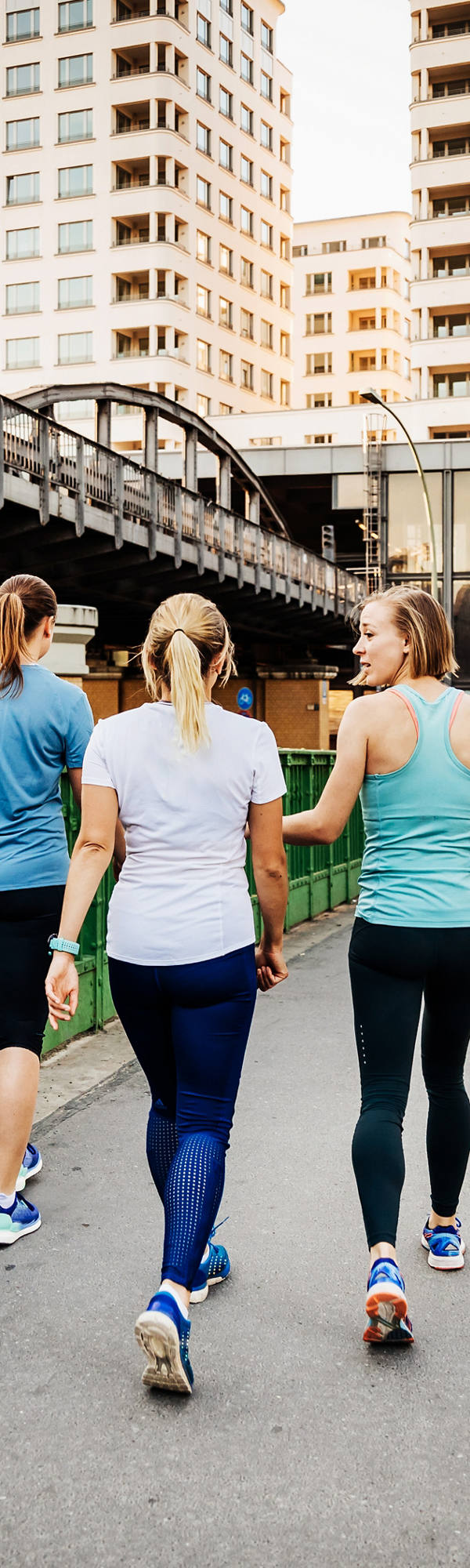 Eine Gruppe Frauen trifft sich zum Joggen und läuft durch die Stadt.