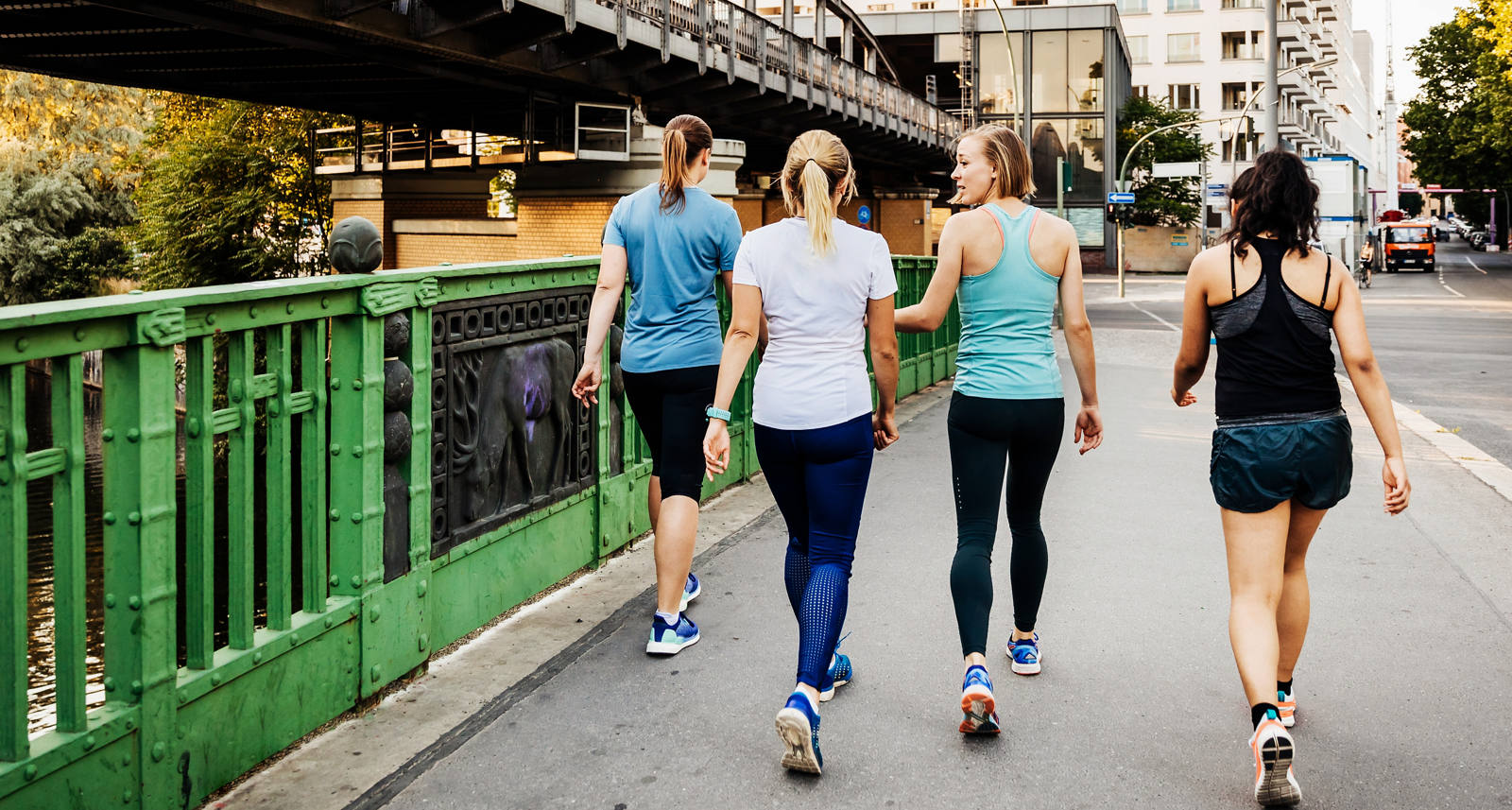 Eine Gruppe Frauen trifft sich zum Joggen und läuft durch die Stadt.
