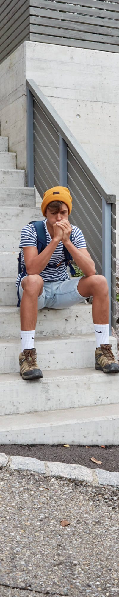 Zwei Jungen sitzen auf einer Treppe und warten