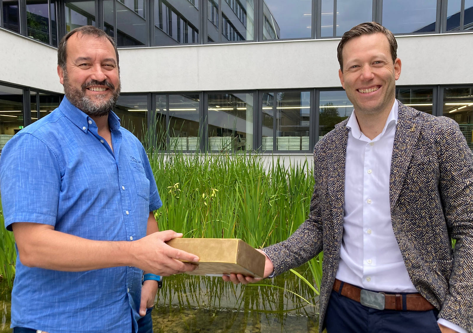 CSS Kickbox: Übergabe der Goldbox von Michael Rieger an Manuel Sanchez