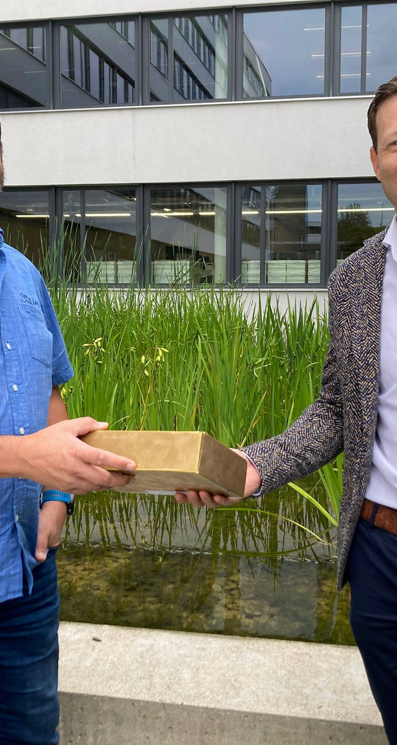 CSS Kickbox: Übergabe der Goldbox von Michael Rieger an Manuel Sanchez