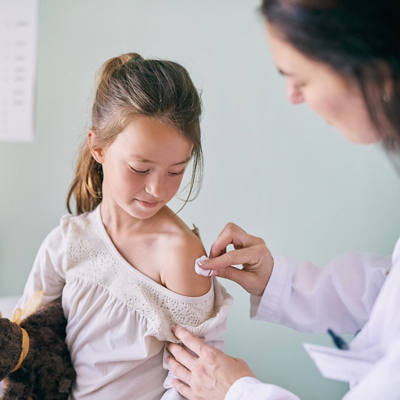 Kind beim Impfen