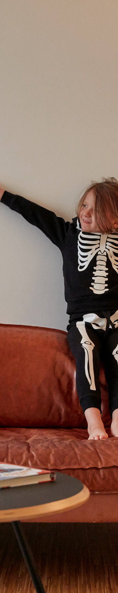 Kind in Skelett-Kostüm