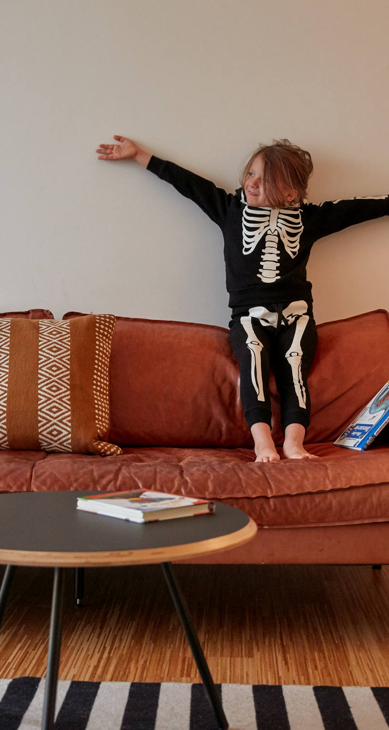 Kind in Skelett-Kostüm