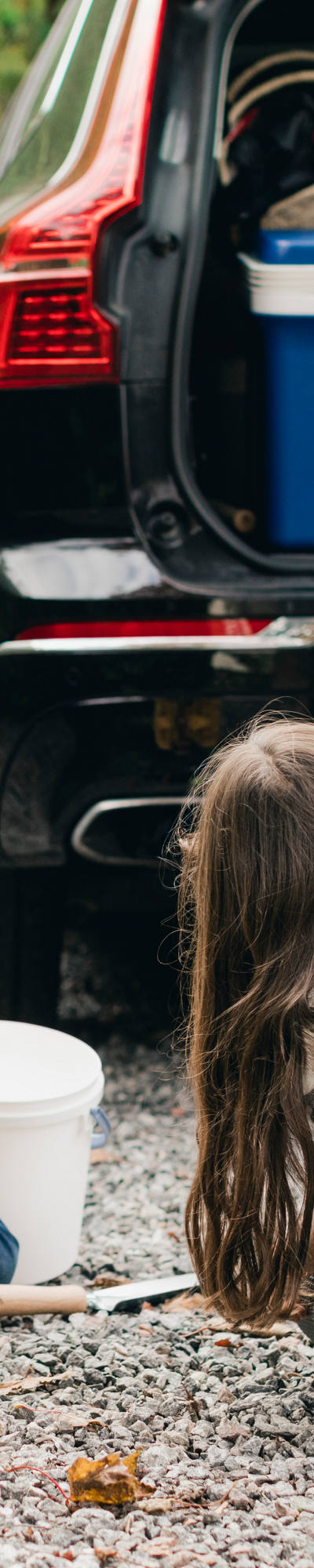 Famiglia imballa auto per le vacanze in campeggio.