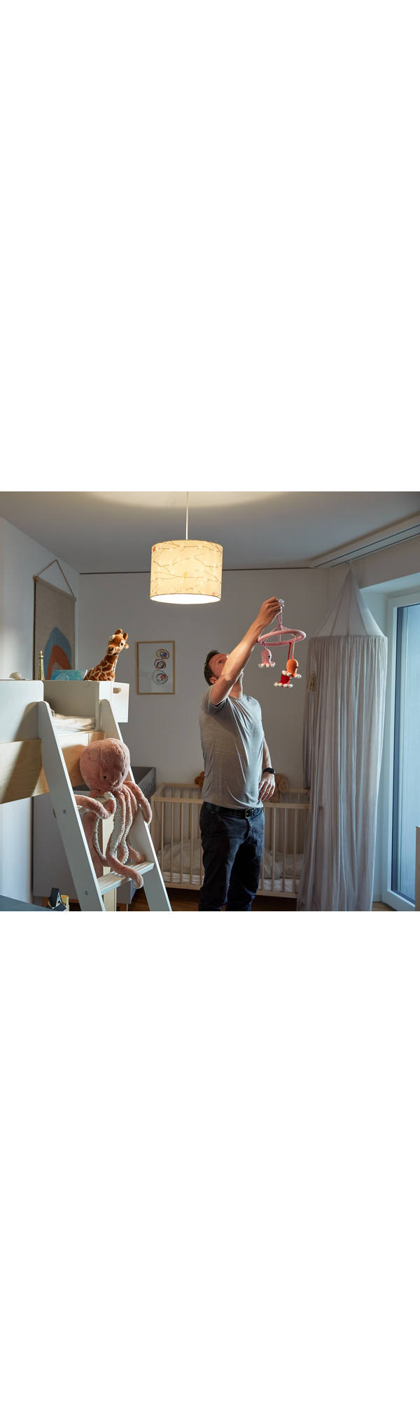 Vater richtet Kinderzimmer ein