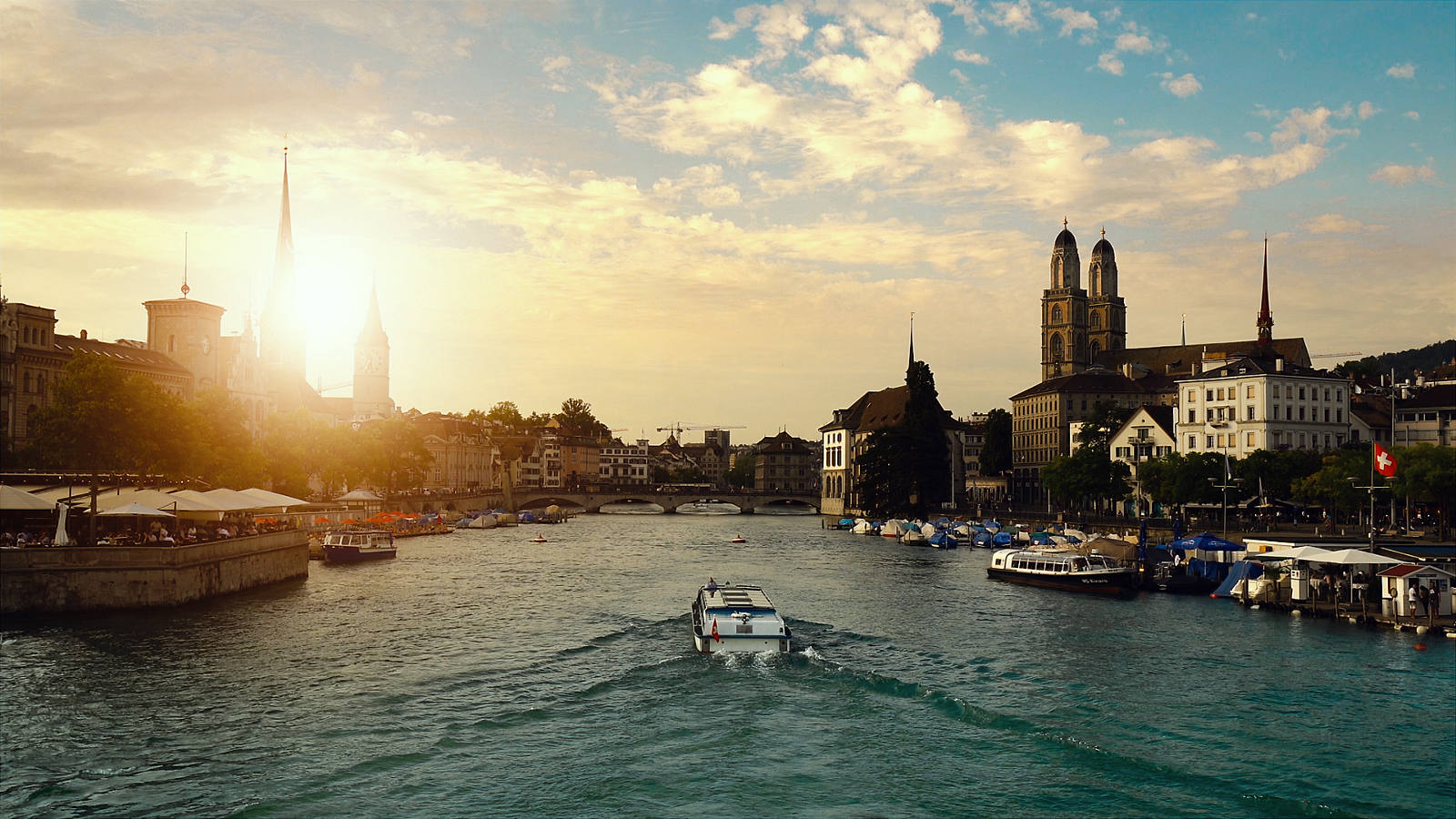 Boot auf der Limmat bei untergehender Sonne in der Stadt Zürich.