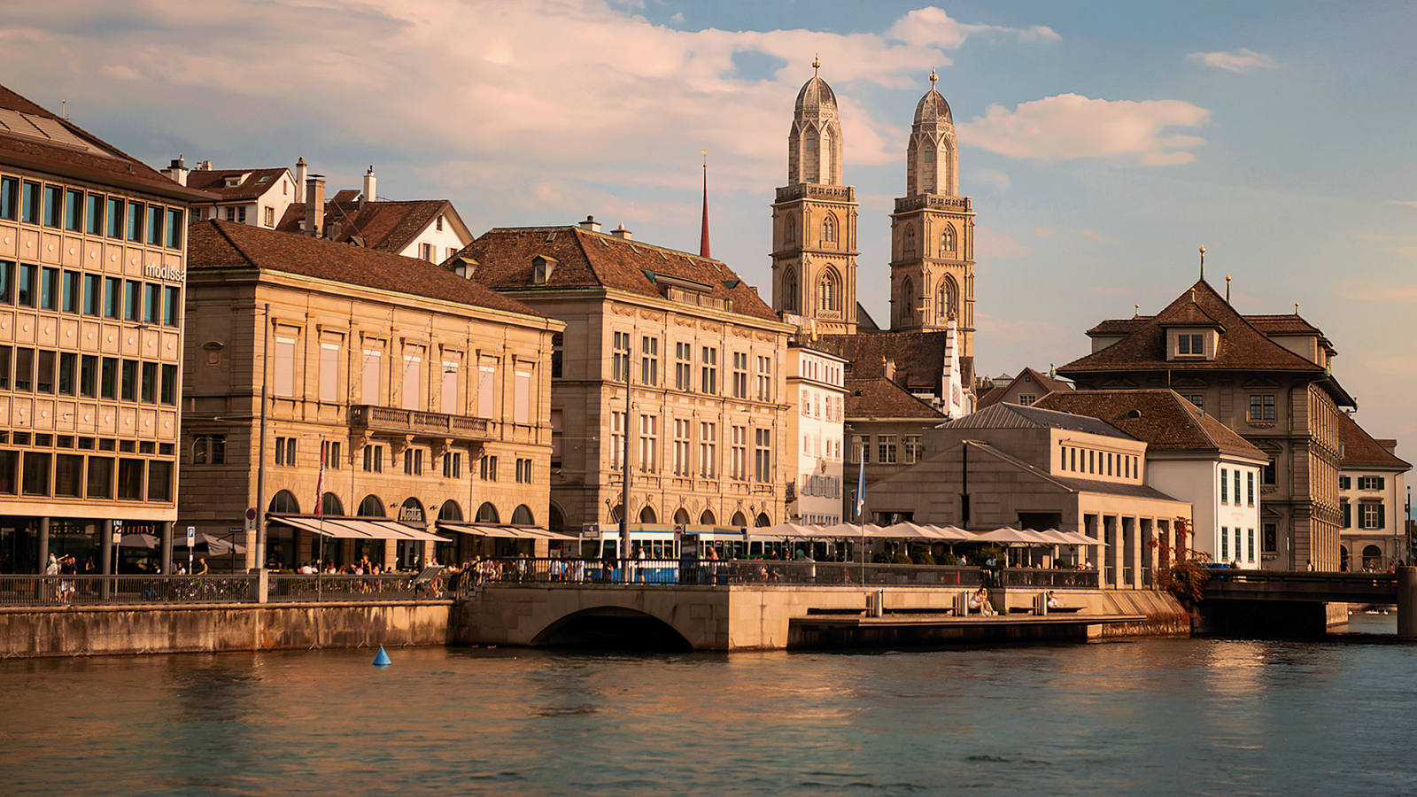 Boot auf der Limmat bei untergehender Sonne in der Stadt Zürich.