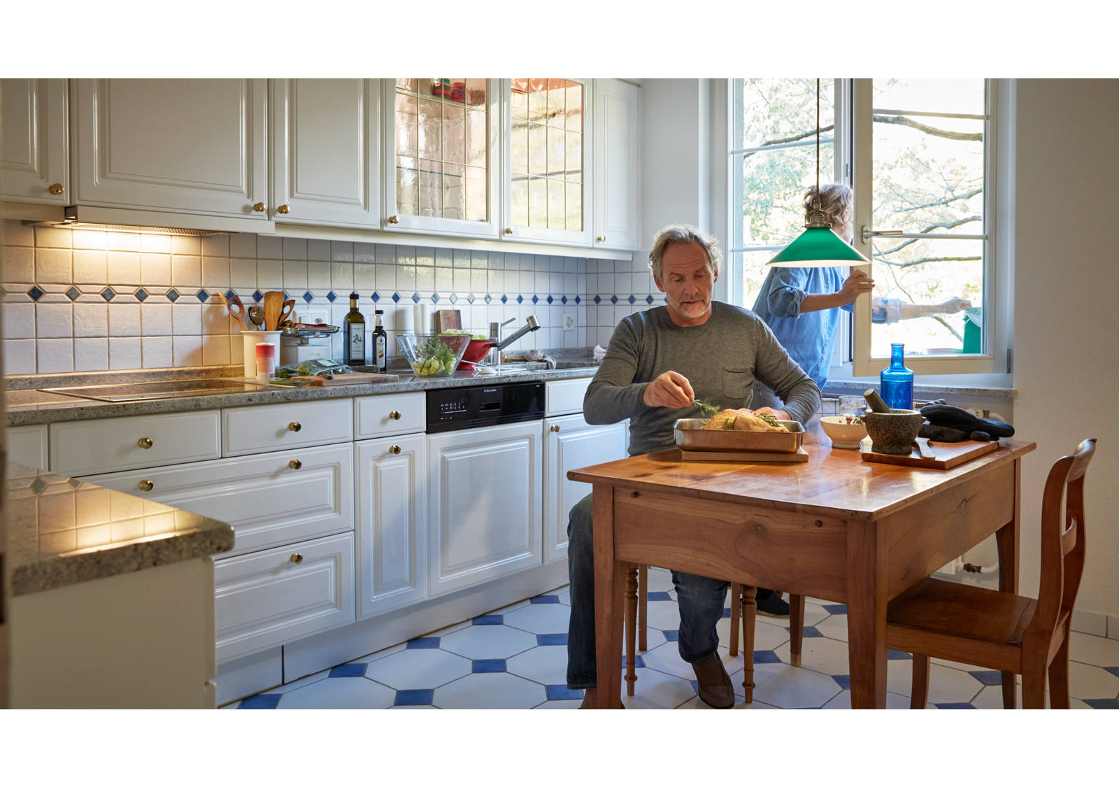 Älteres Paar kocht in der Küche