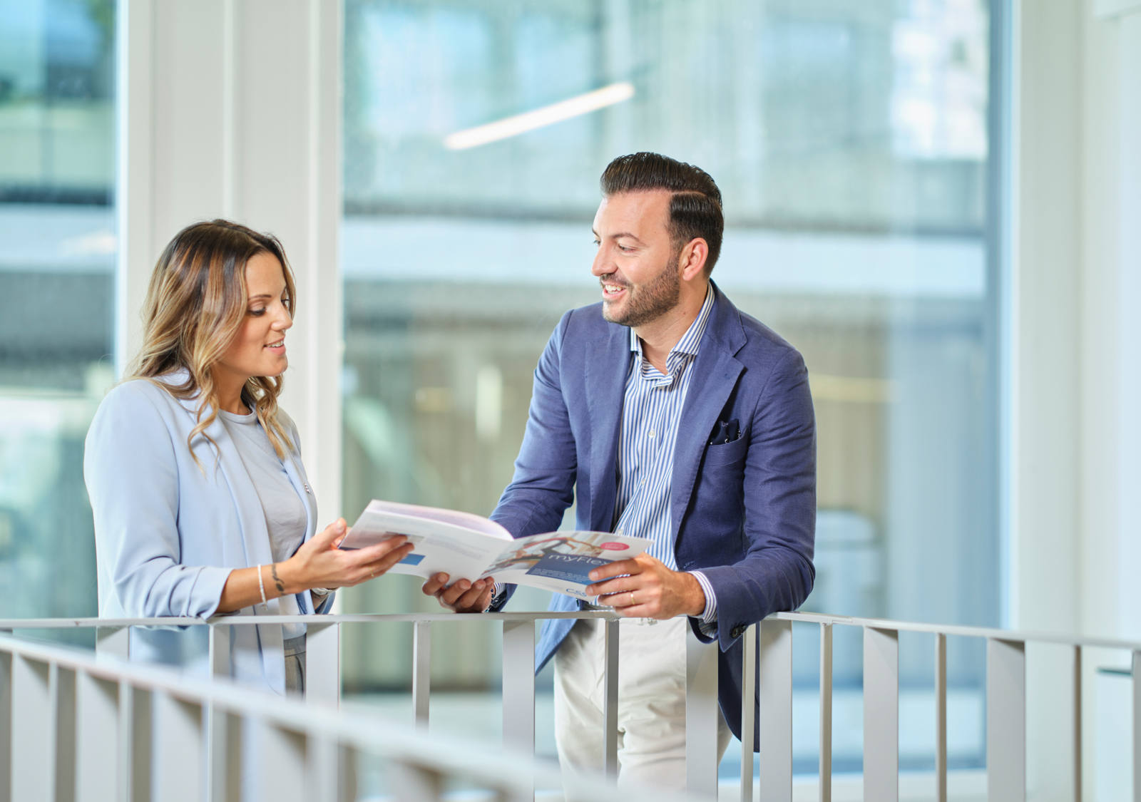 Una donna e un uomo guardano un opuscolo nel corridoio.