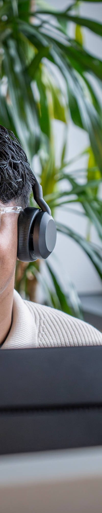 kundendialog-computer-gespraech-headset-arbeit-d-2.jpg