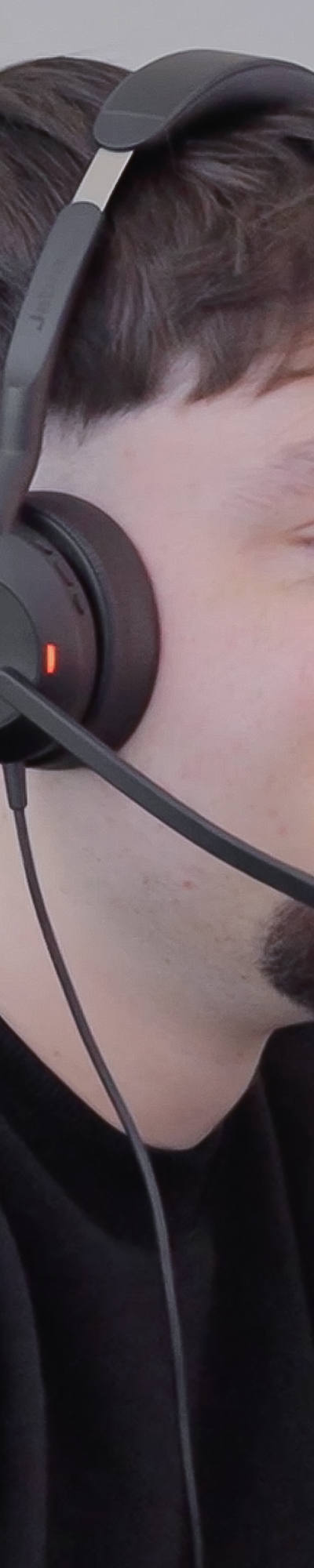 kundendialog-mann-headset-arbeit-beratung-f-2.png