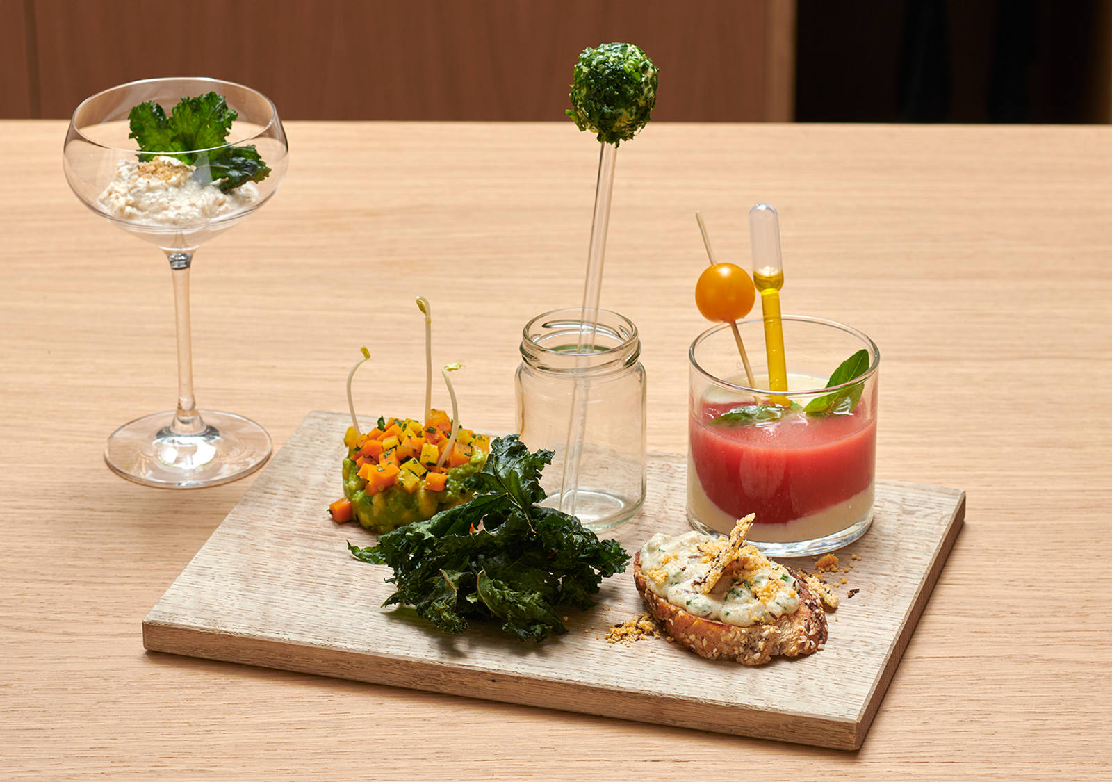 Gebackener Federkohlchip mit Paranuss-Dip, Mille-feuille vom Karotten- und Avocado Tatar, Spinat-Zitronen-Lolli, Bruschetta mit Brie-Kümmelcreme & Kümmel Crunch oder ein Smoothie von der gelben & roten Tomate mit Olivenölinfusion? (v.l.n.r.)