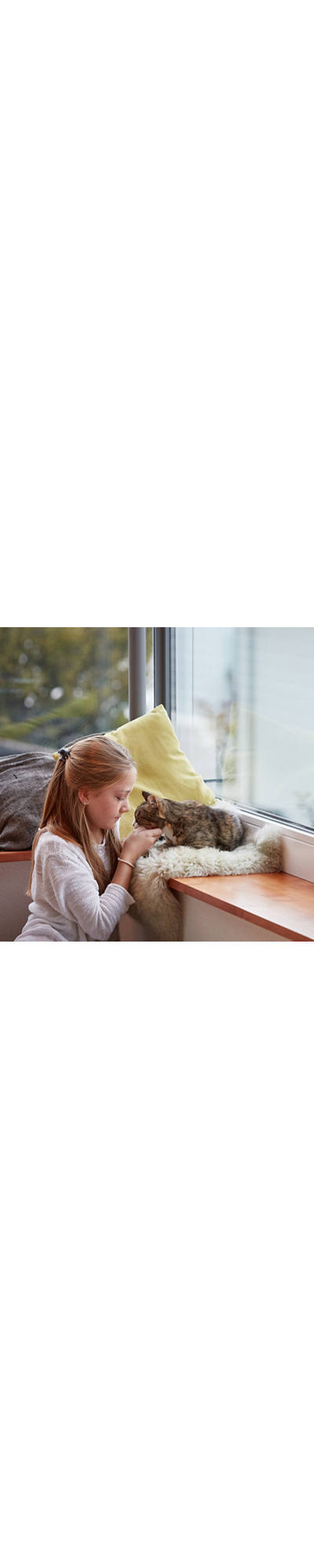 Mädchen streichelt ihre Katze.