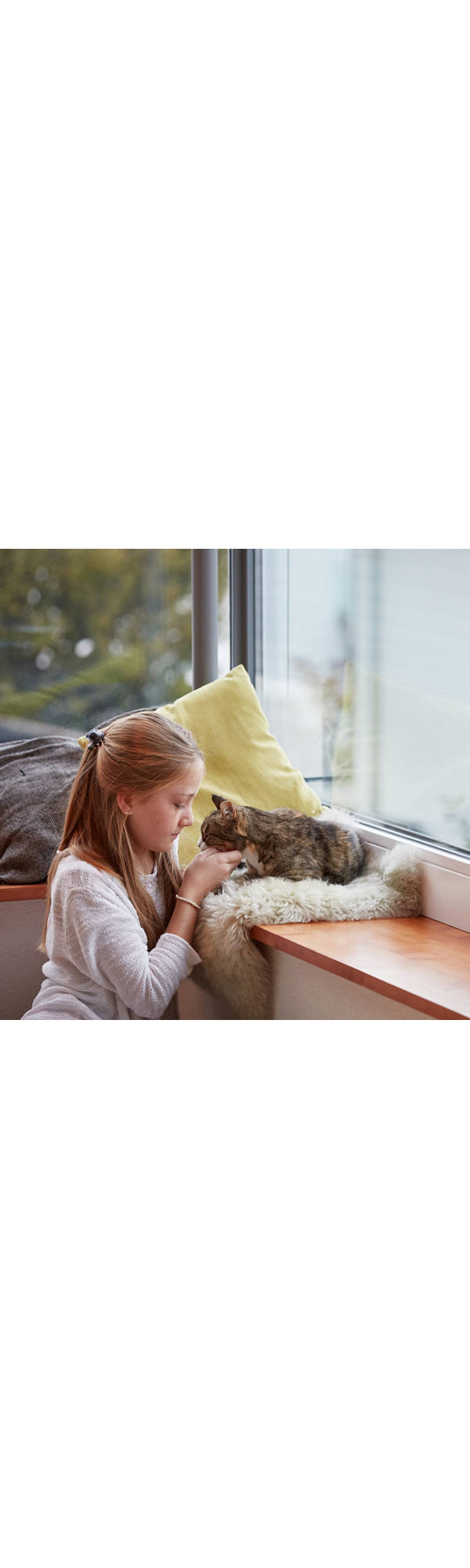 Fille caresse son chat.