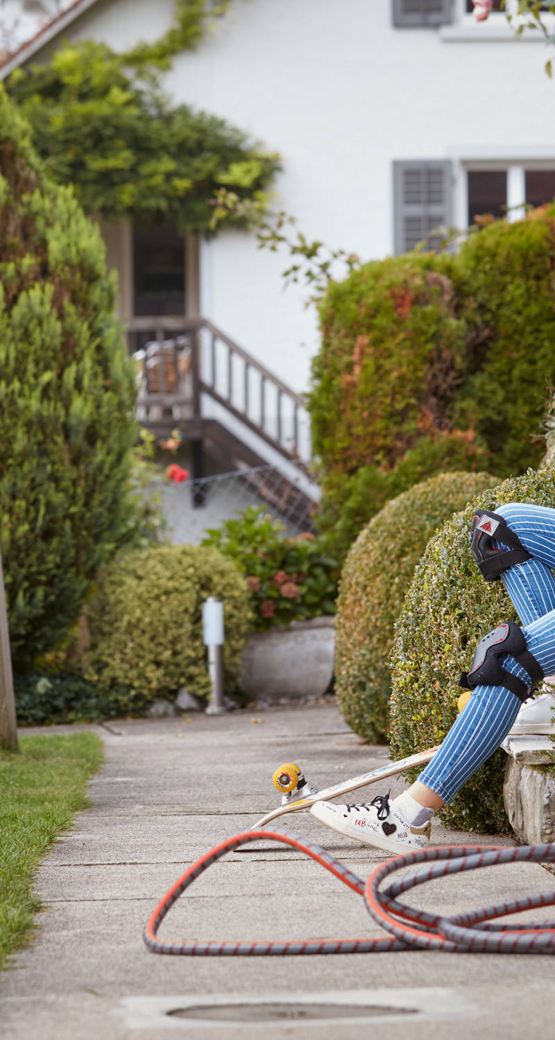 La fille se prépare au skate et ferme la fermeture du casque.