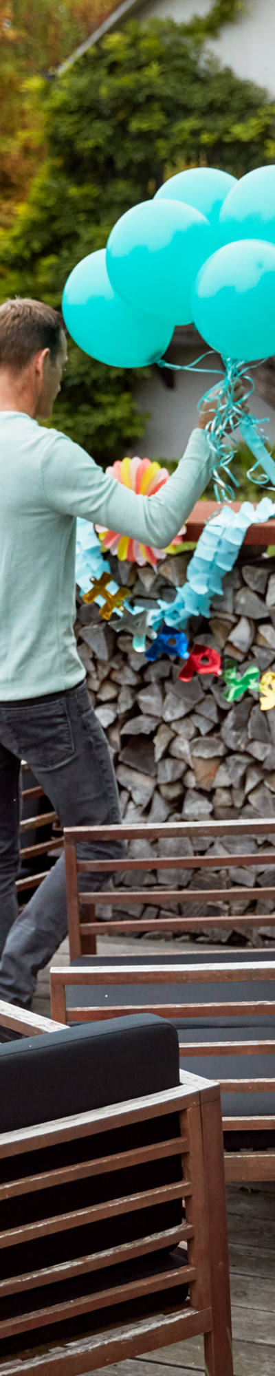 Uomo decora la terrazza per una festa di compleanno