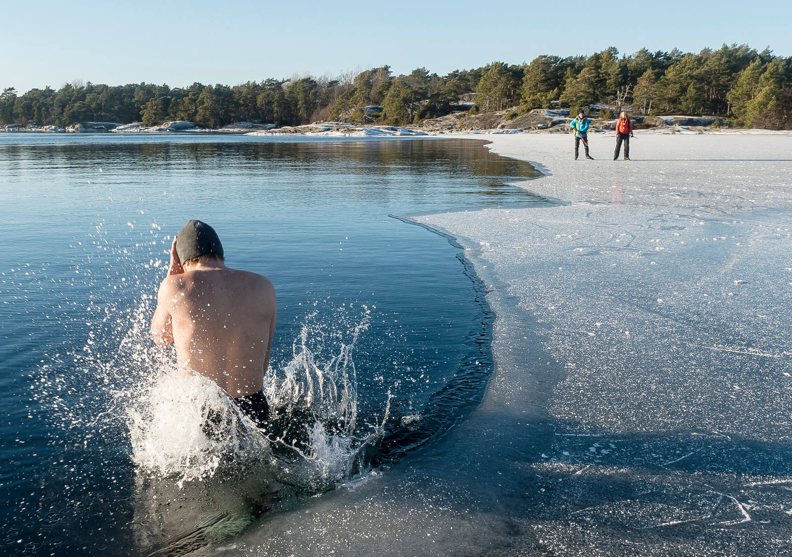 Mann nimmt während Winter im See ein Eisbad.