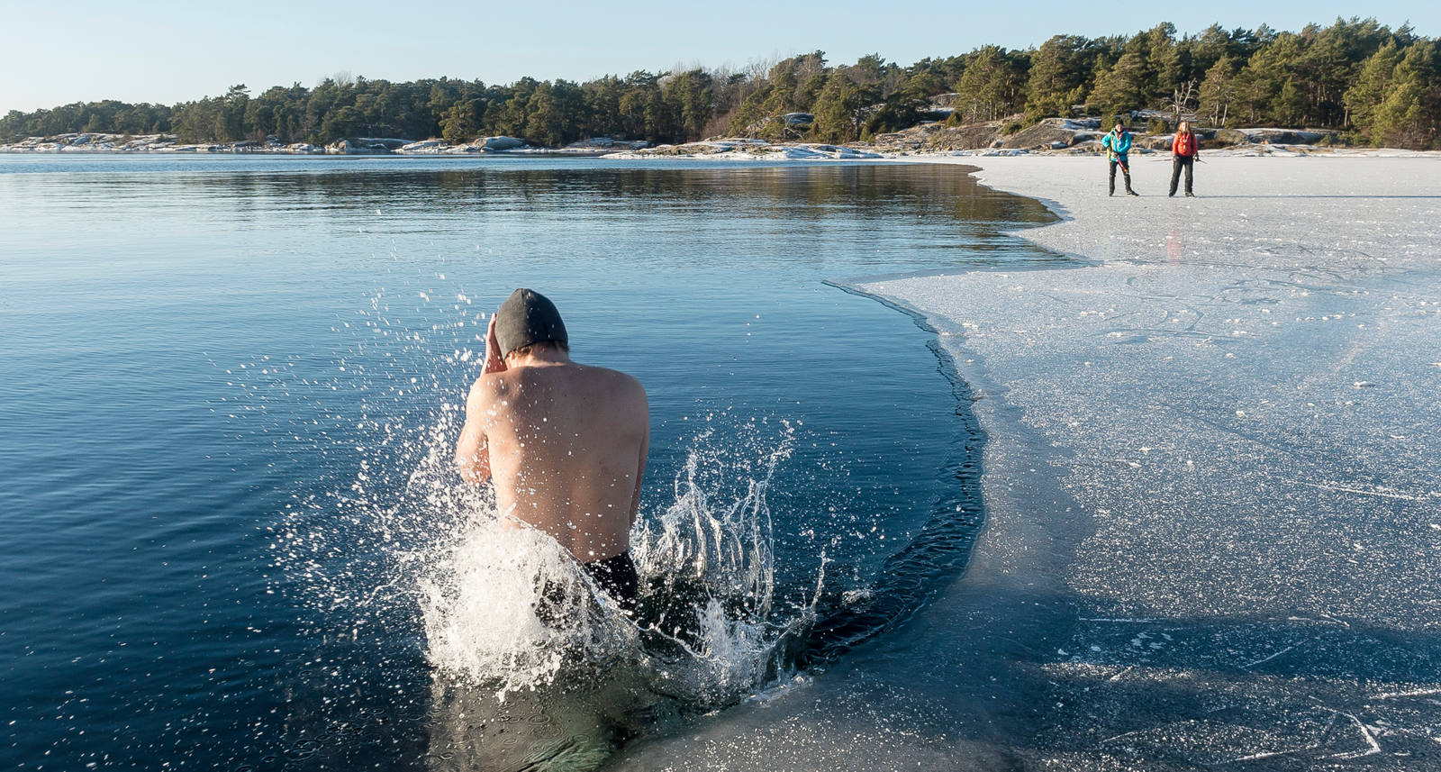 Mann nimmt während Winter im See ein Eisbad.