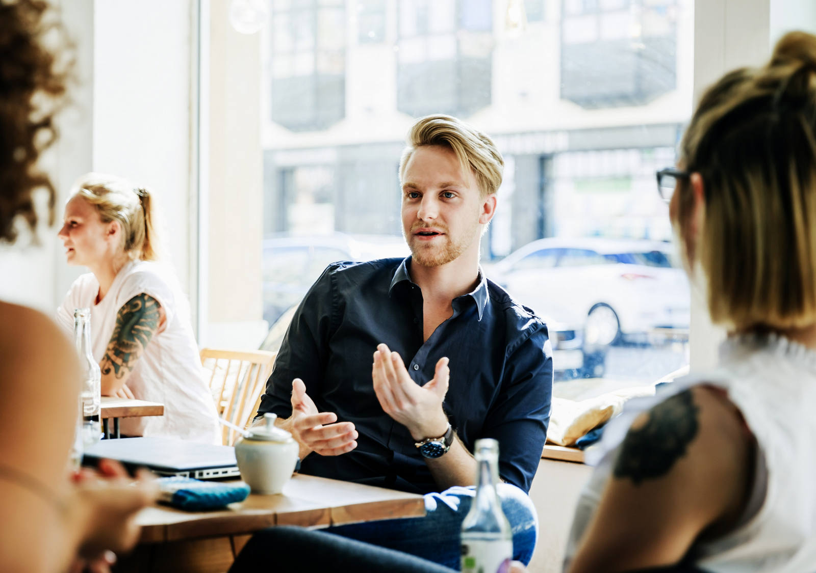 Menschen sitzen an einem Tisch und diskutieren