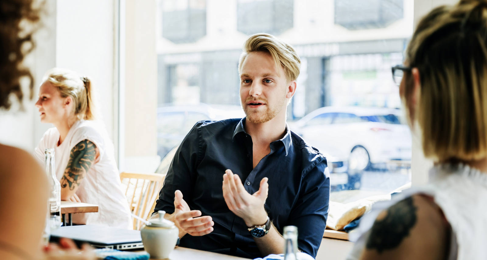 Menschen sitzen an einem Tisch und diskutieren