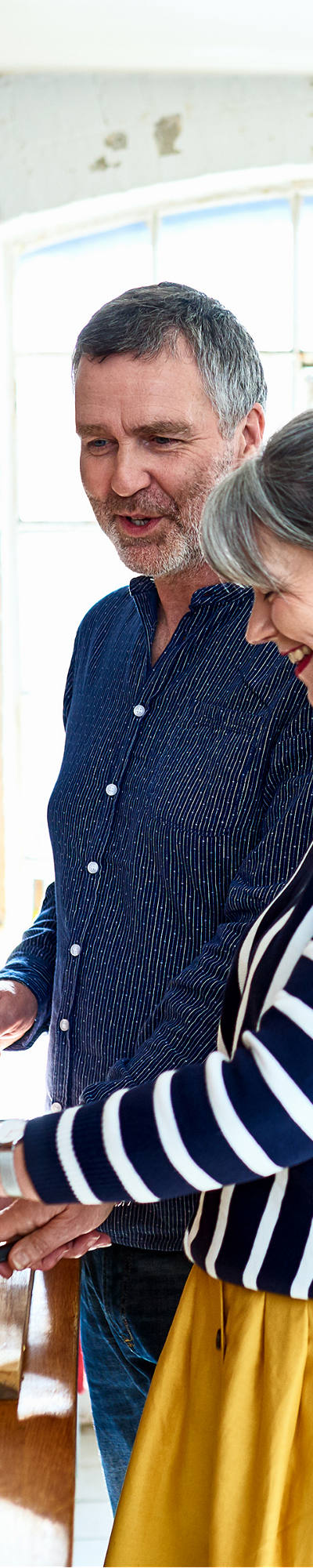 Älteres Ehepaar kocht gemeinsam in der Küche.