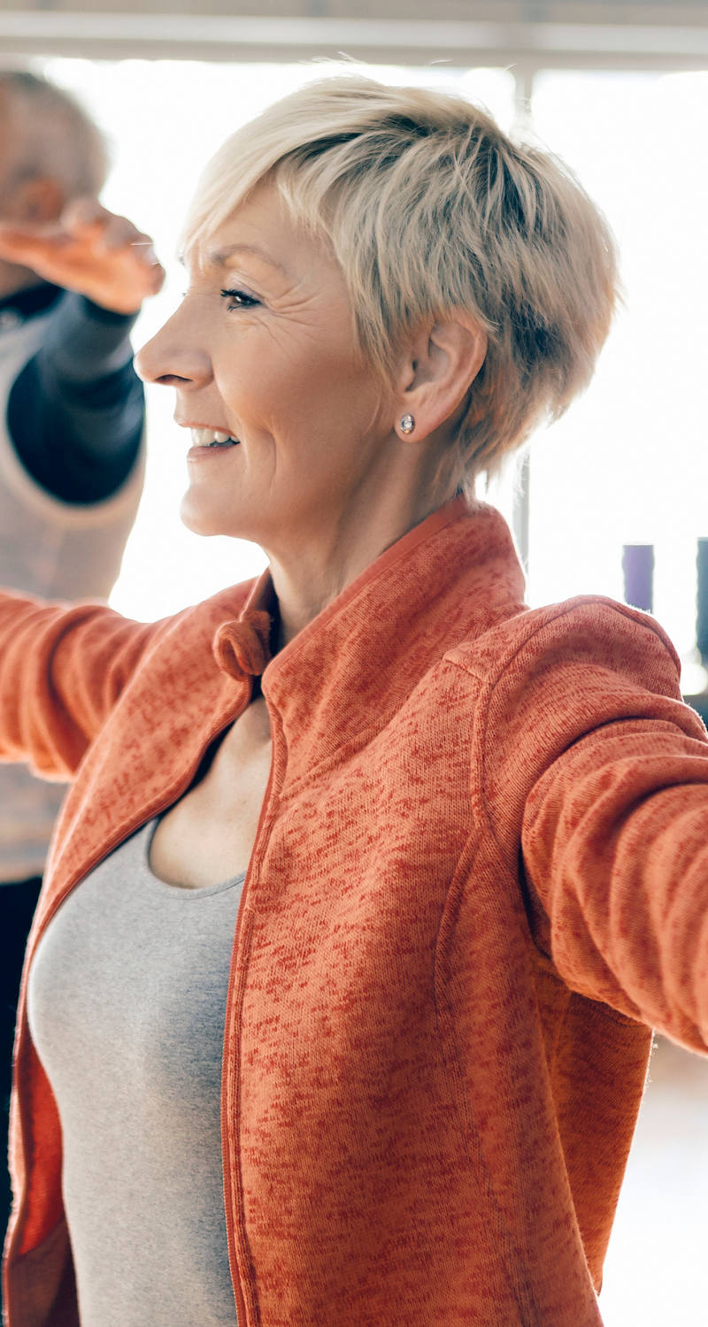  Une femme âgée et un homme âgé font du sport ensemble