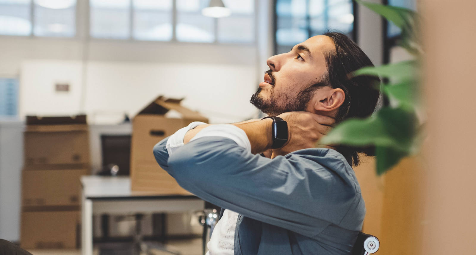 Nackenschmerzen durch Büroarbeit - Ursachen und Hilfe