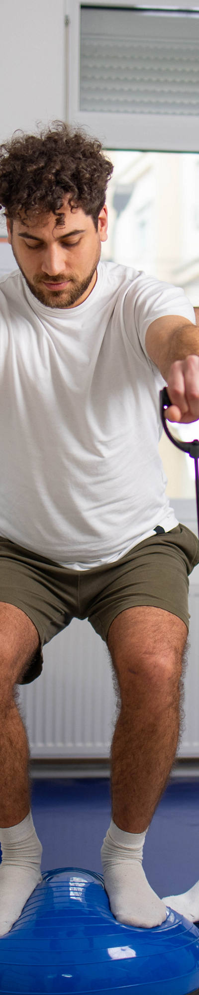 Mann bei einer Physiotherapie-Übung mit dem Physiotherapeut.