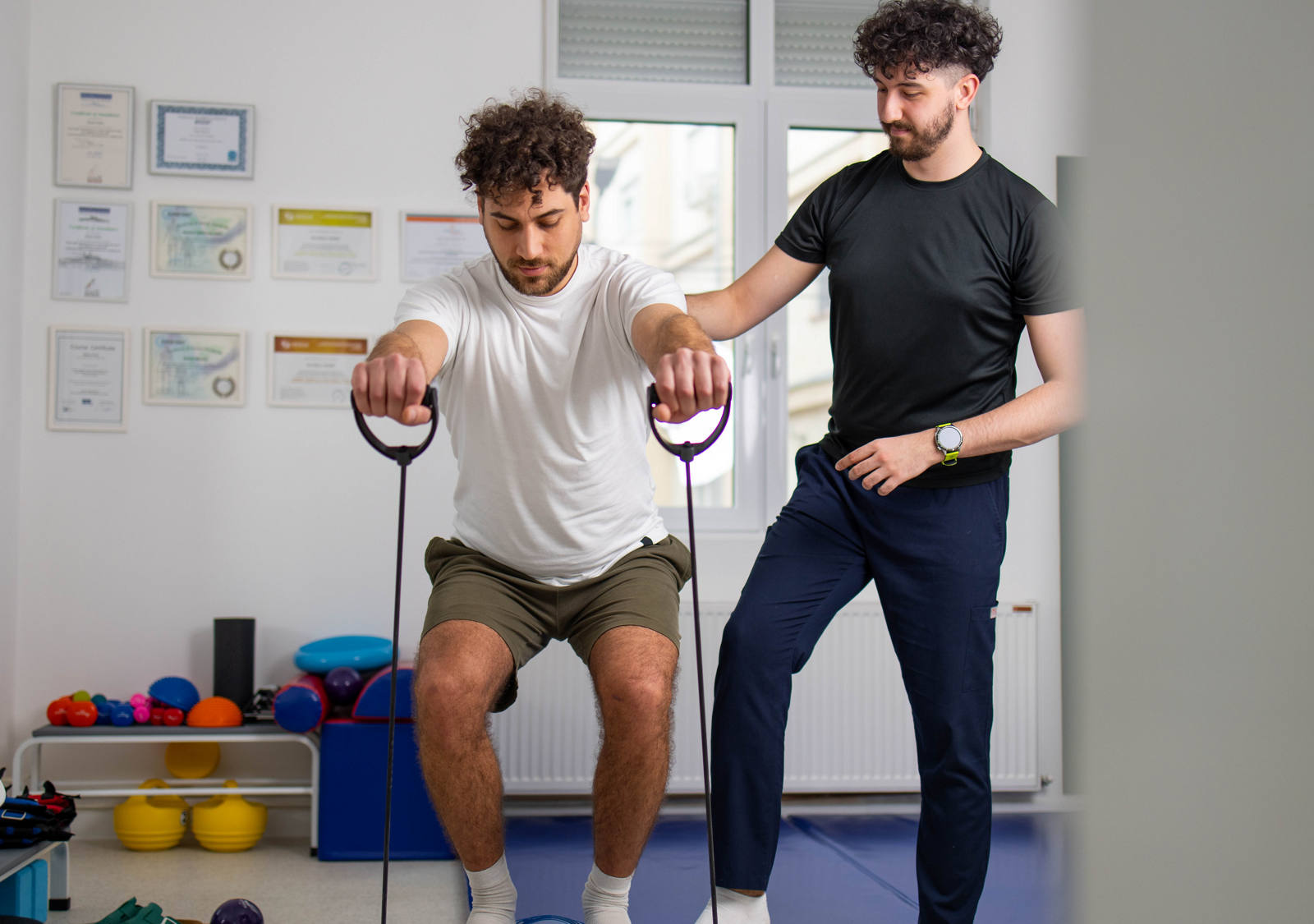 Mann bei einer Physiotherapie-Übung mit dem Physiotherapeut.