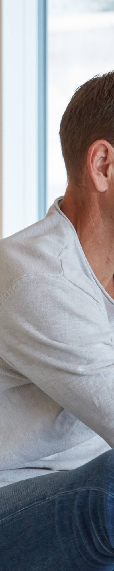 Mann zufrieden auf dem Sofa.