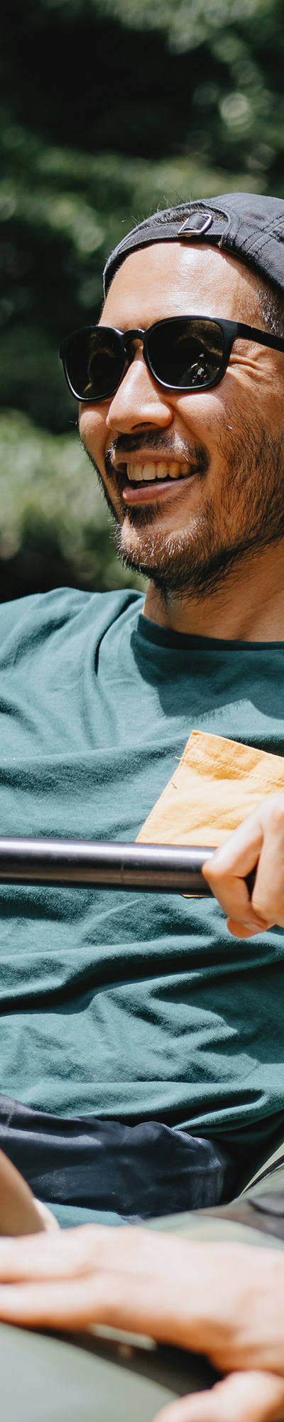 Giovane adulto è con suo padre in una barca su un fiume