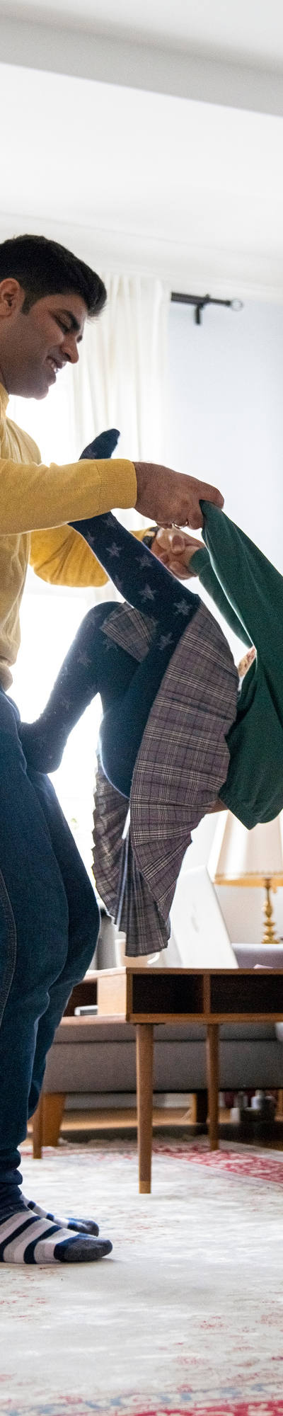 Vater spielt mit Tochter im Wohnzimmer