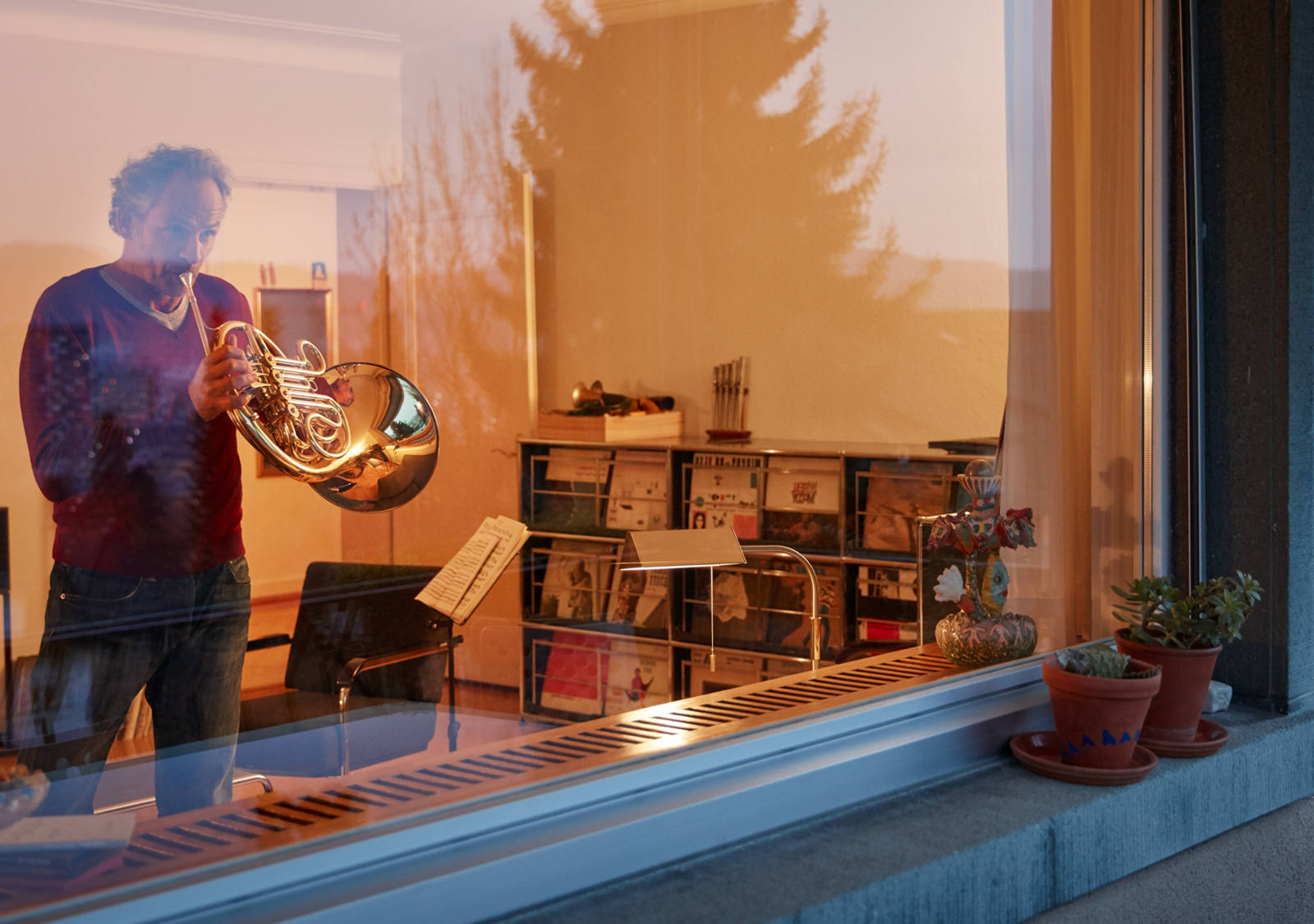 Mann spielt Waldhorn