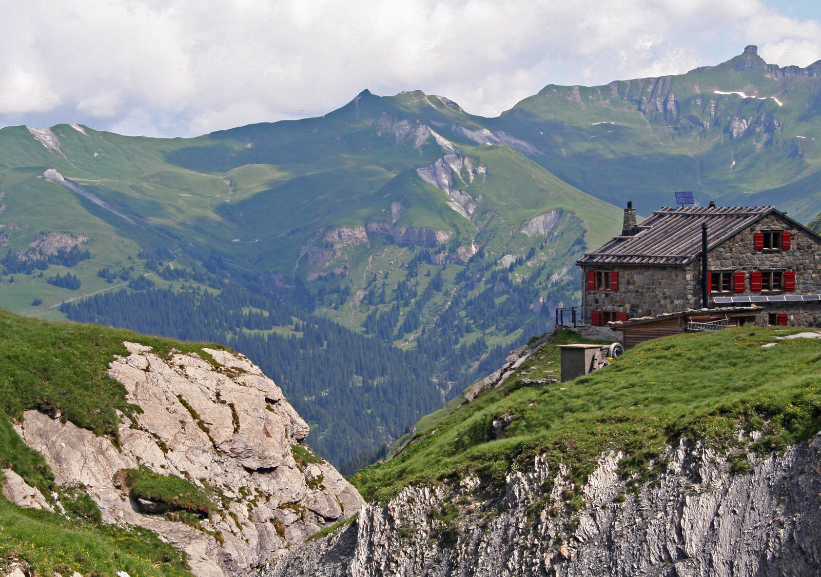 Martinsmadhütte in der Berglandschaft
