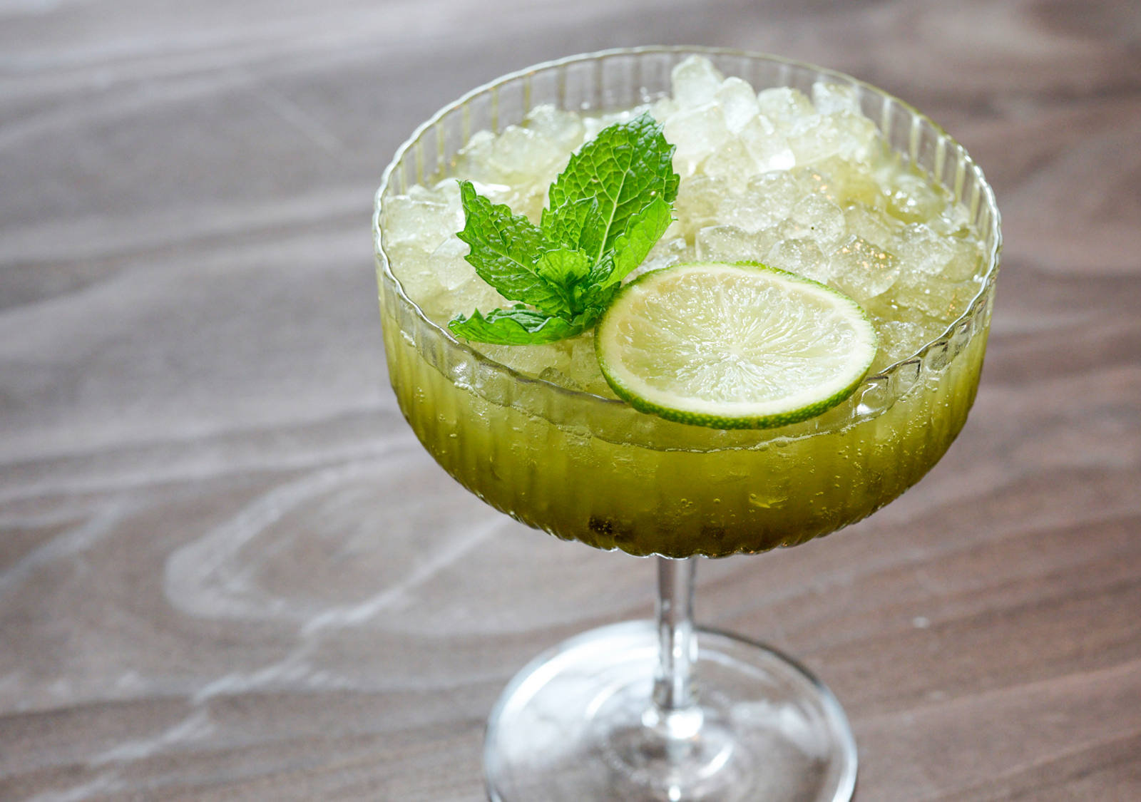 Alcohol-free Matcha Sour – a refreshing cocktail for energy and clear focus without over-stimulation.