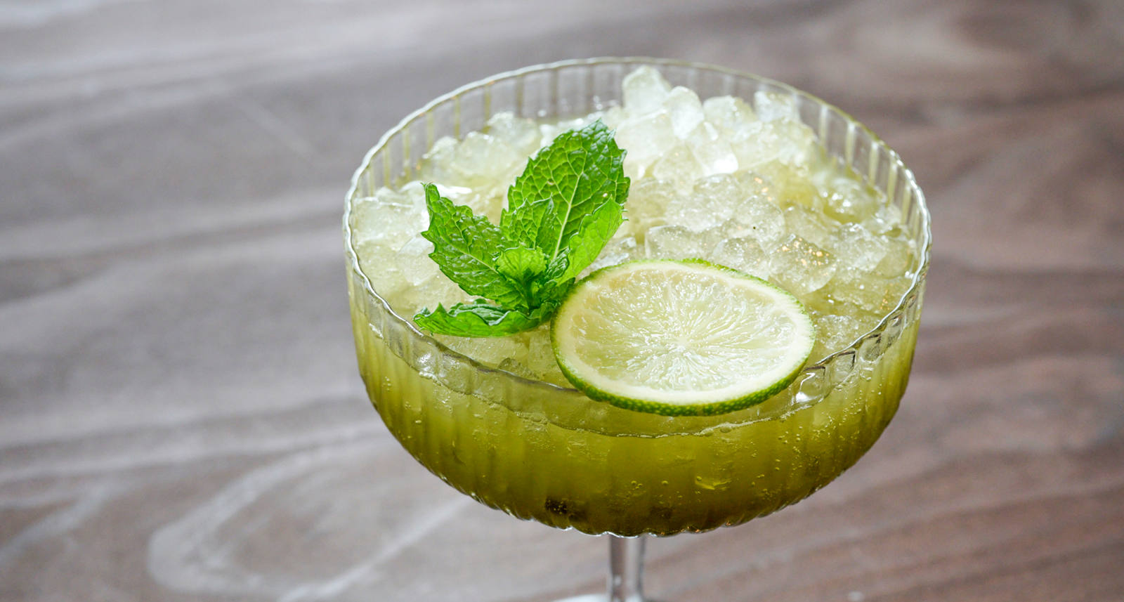 Alcohol-free Matcha Sour – a refreshing cocktail for energy and clear focus without over-stimulation.