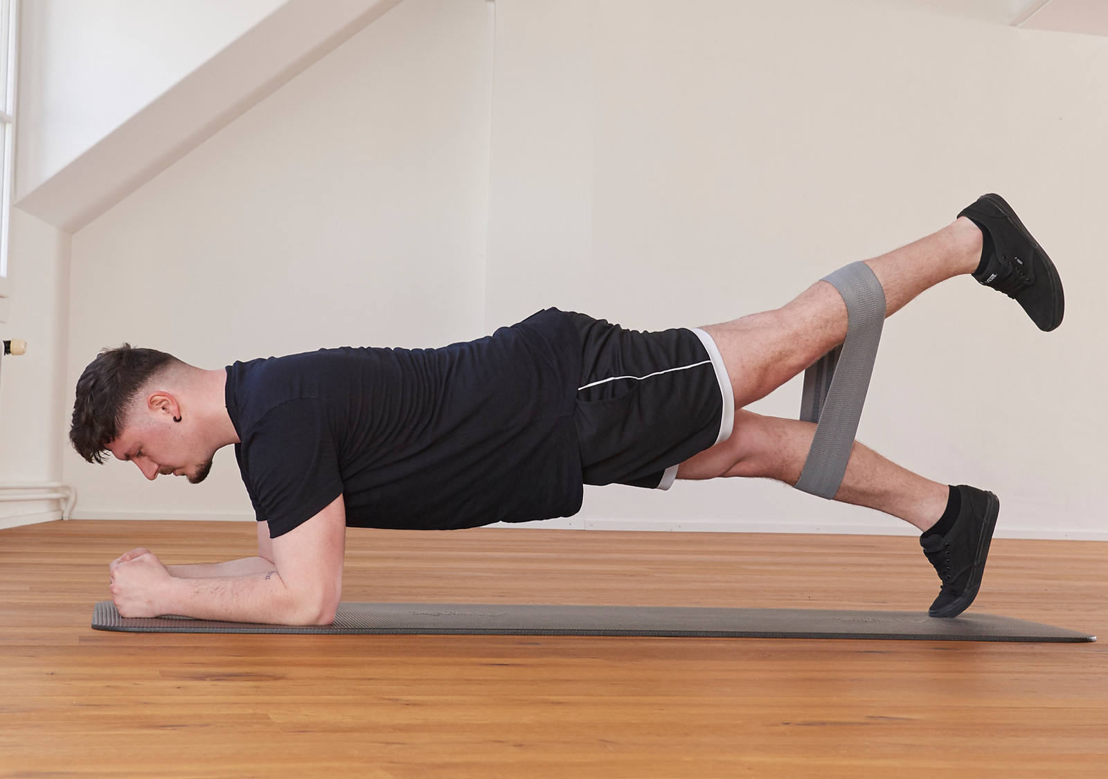 Training with a mini band: Plank