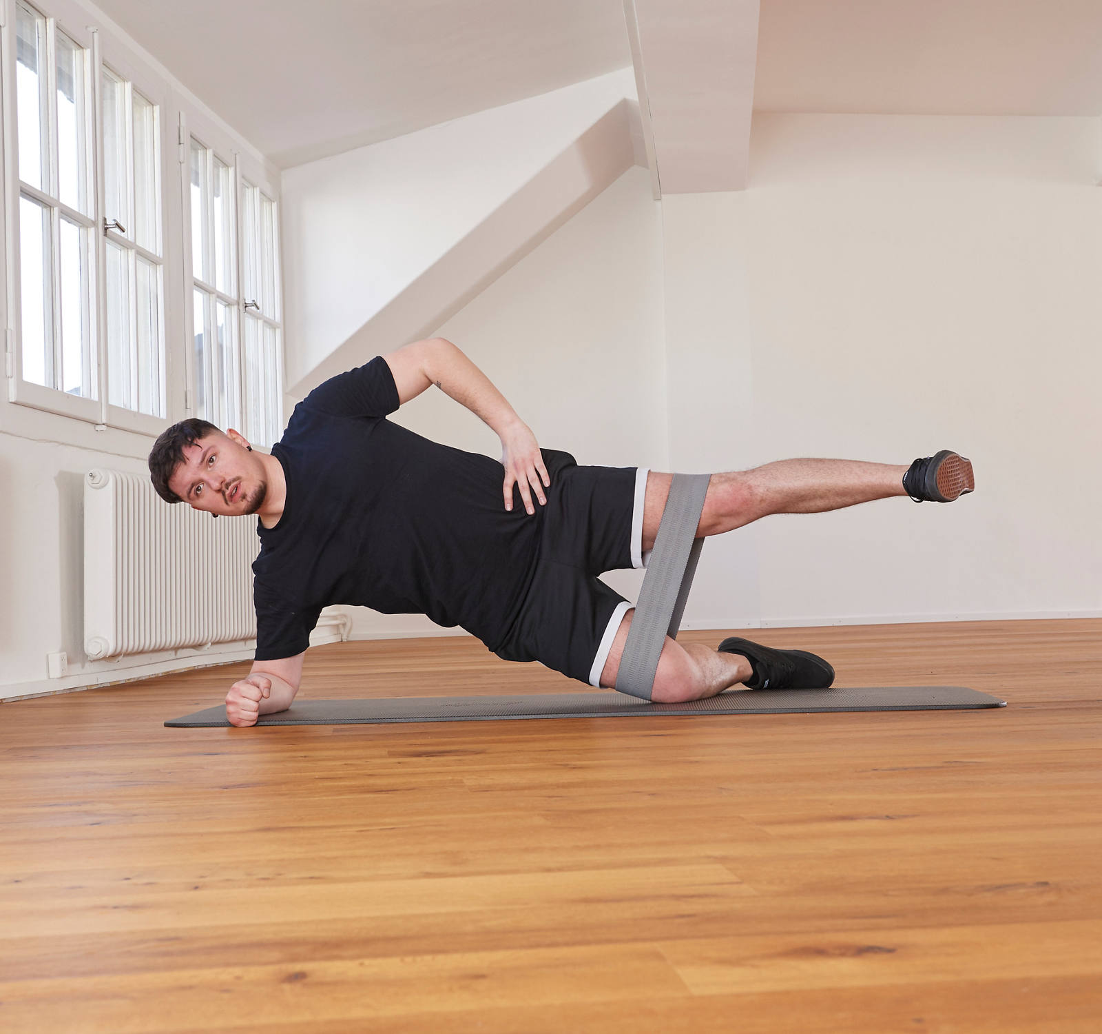 Training with a mini band: Side plank position 2